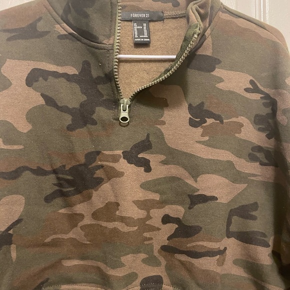 Cropped Camouflage pullover hoodie Very cute & trendy sz small - Picture 2 of 8